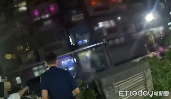 ▲▼新北市淡水社區有人丟玻璃瓶。(圖/記者陳以昇翻攝)