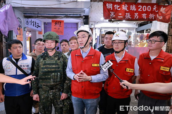 ▲謝國樑勘查愛四路低窪區 擬推滿潮預警機制。(圖/記者郭世賢翻攝)