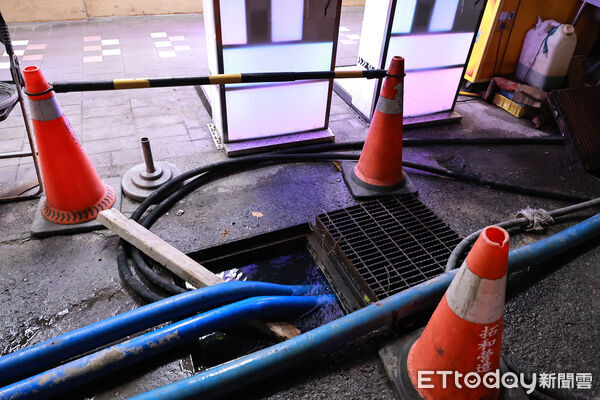 ▲謝國樑勘查愛四路低窪區 擬推滿潮預警機制。(圖/記者郭世賢翻攝)