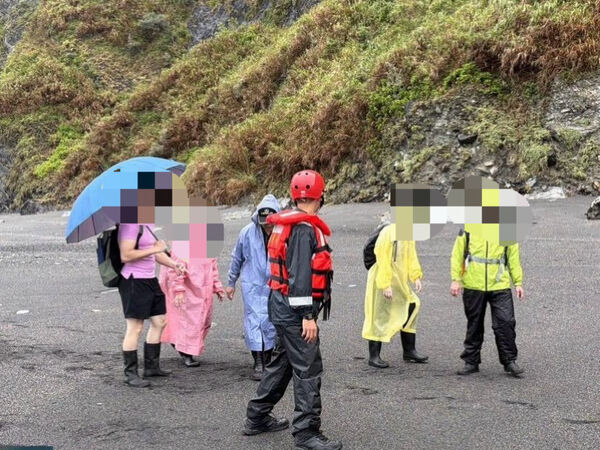 ▲▼颱風天仍闖神秘沙灘探海蝕洞 海巡依法舉發5人。(圖/翻攝自海巡署)
