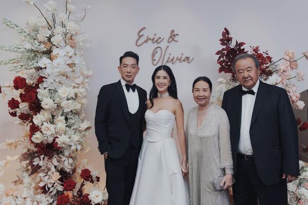 隨著徐子翔((左))離世消息曝光,身邊親友逐漸還原他的人生最後9年,其中的和徐莉玲(右2)的母子關係,更是備受討論。(翻攝自徐莉玲臉書)