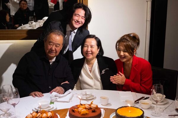 徐莉玲(前排中)對於家庭生活極為重視,經常曬出節日的合照。(翻攝自徐莉玲臉書)