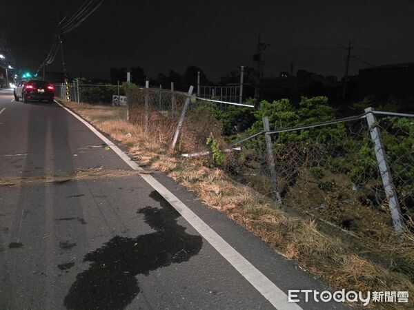 ▲▼高雄警車深夜自撞。(圖/記者賴文萱翻攝)