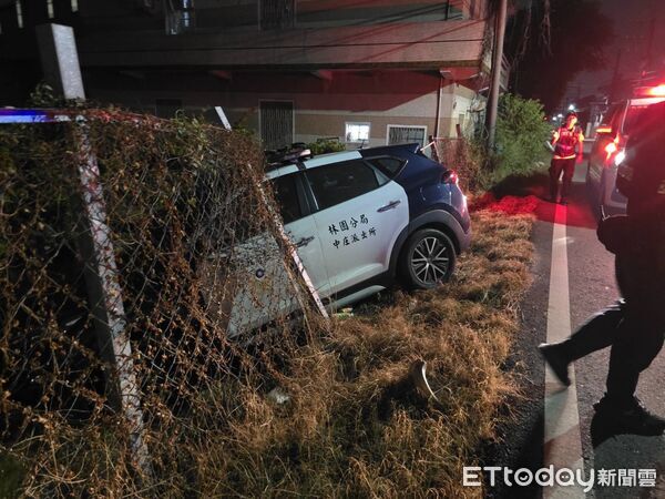 ▲▼高雄警車深夜自撞。(圖/記者賴文萱翻攝)