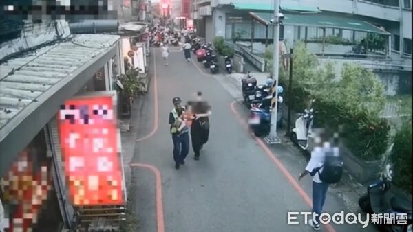 ▲▼5歲童逛街手臂不慎割傷、血流如注,公正派出所副所長劉學抱起男童「百米衝刺」搶命。(圖/記者游芳男翻攝,下同)