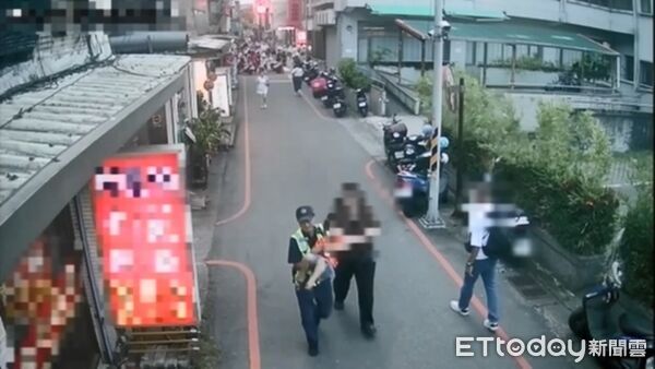 ▲▼5歲童逛街手臂不慎割傷、血流如注,公正派出所副所長劉學抱起男童「百米衝刺」搶命。(圖/記者游芳男翻攝,下同)