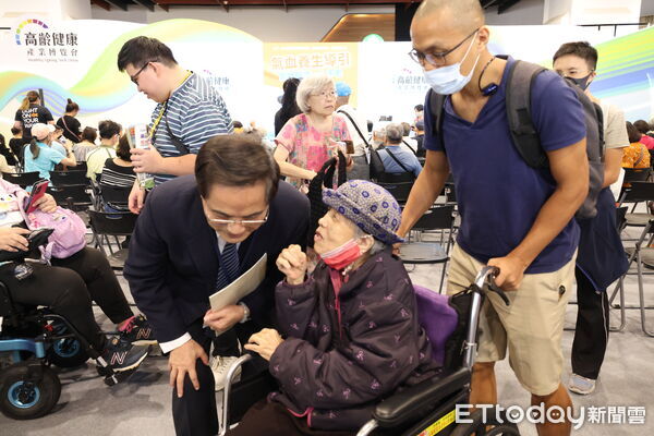▲▼花蓮慈院林欣榮院長受邀在高齡健康產業博覽會專家權威講座分享「腦疾病最新治療」。(圖/慈濟醫學中心提供,下同)