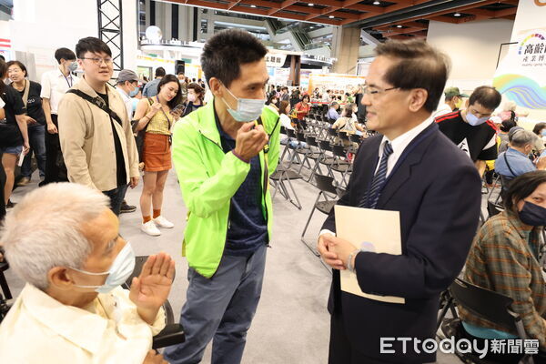 ▲▼花蓮慈院林欣榮院長受邀在高齡健康產業博覽會專家權威講座分享「腦疾病最新治療」。(圖/慈濟醫學中心提供,下同)