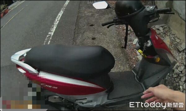 ▲內埔警方將鑰匙還給李姓車主。(圖/記者陳崑福翻攝)
