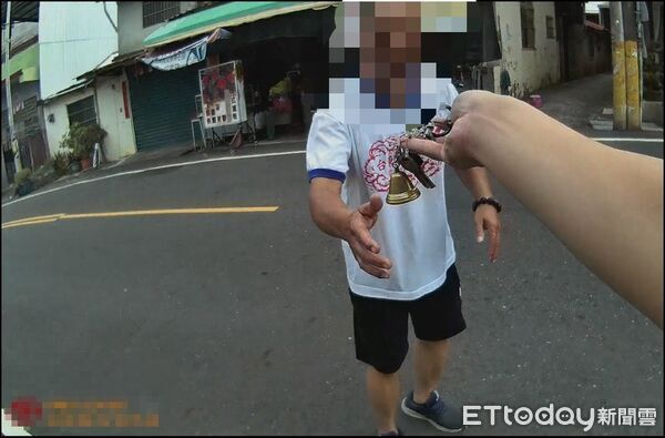 ▲內埔警方將鑰匙還給李姓車主。(圖/記者陳崑福翻攝)
