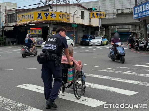 ▲潮州警方推莊男返家。(圖/記者陳崑福翻攝)