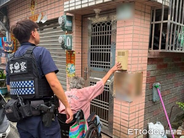▲潮州警方推莊男返家。(圖/記者陳崑福翻攝)