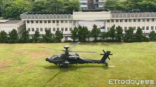▲陸軍AH64攻擊直升機10日首度降落海巡署進行分散部署演練。(圖/記者張君豪翻攝)
