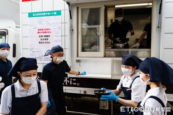 ▲▼ 聽見災民心聲!高雄、北九州二度馳援 烏龍麵餐車挺進熊本災區 。(圖/記者賴文萱翻攝)