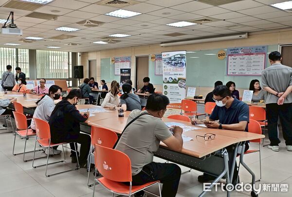 ▲斗六就業中心舉辦聯合徵才,企業與求職者面對面交流,現場即可投遞履歷、洽談工作內容及面試機會。(圖/記者游瓊華翻攝)