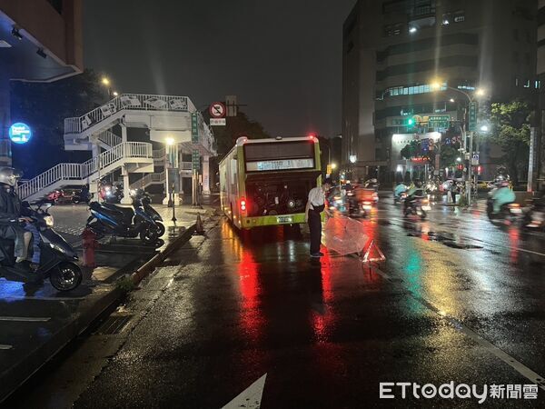 ▲10日晚間北市南海路公車拋錨造成回堵,警民10人熱血推公車化解塞車危機。(圖/記者張君豪翻攝)