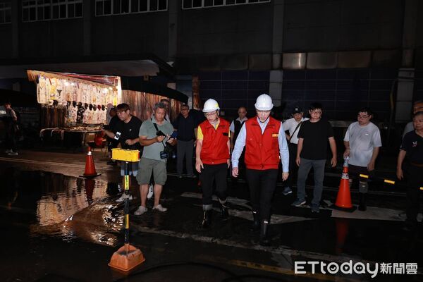 ▲大潮海水倒灌又淹基隆廟口商圈。(圖/記者郭世賢翻攝)