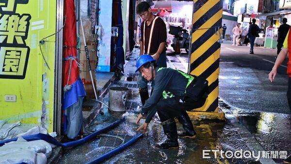 ▲大潮海水倒灌又淹基隆廟口商圈。(圖/記者郭世賢翻攝)