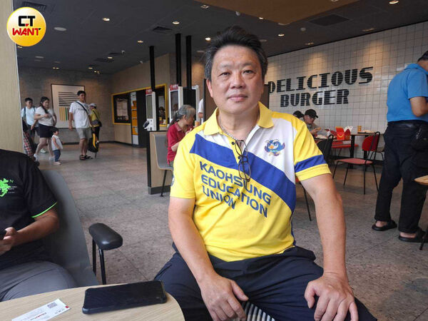 「全教產」幹部邱凱裕怒斥「校事會議」讓恐龍家長零成本、無節制投訴老師。(攝影/林慶祥)