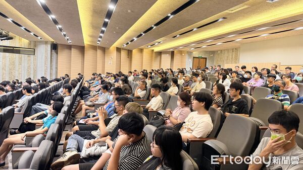 ▲南台科技大學舉辦115學年度新生說明會,實體及線上共吸引約650位新生與家長參與。(記者林東良翻攝,下同)
