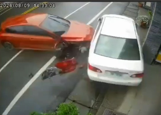 ▲25歲吳姓男駕駛疑毒駕失控連撞停路邊2輛車。(圖/警方提供)
