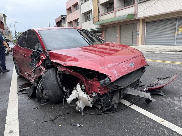 ▲25歲吳姓男駕駛疑毒駕失控連撞停路邊2輛車。(圖/警方提供)