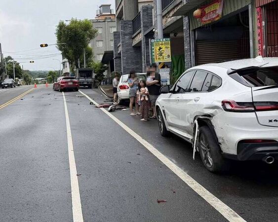 ▲25歲吳姓男駕駛疑毒駕失控連撞停路邊2輛車。(圖/警方提供)