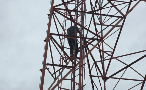 ▲▼ 吸毒出現幻覺!泰男爬「60公尺高電波塔」。(圖/翻攝自khaosod)