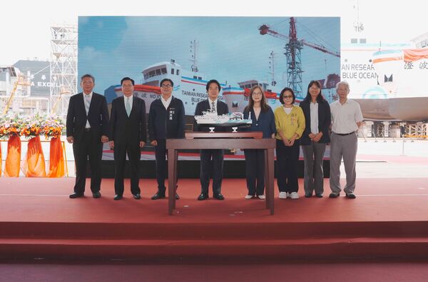 ▲致贈船模儀式,左起台船陳政宏董事長、國安會祕書長吳釗燮、高雄市長陳其邁、總統賴清德、海委會管碧玲主委、高雄市議長康裕成、國海院陳璋玲院長、陳澄波基金會陳立栢董事長。(圖/台船提供)