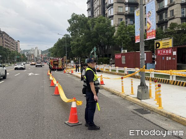 ▲北市信義區松仁路工程開挖發現未爆彈,警方緊急封路通知軍方處理 。(圖/記者張君豪翻攝)