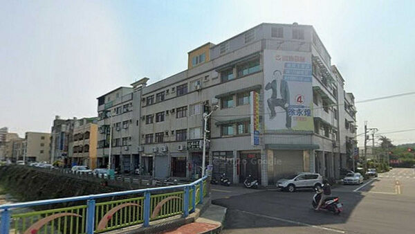 實際搜尋弘海公司地址,可以看見其外牆上高掛苗栗縣議員徐永煌的競選海報。(圖/翻攝自Google Maps)