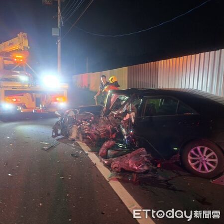▲▼ 快訊/高雄轎車深夜「自撞電桿」車成廢鐵 27歲駕駛傷重不治。(圖/記者賴文萱翻攝)