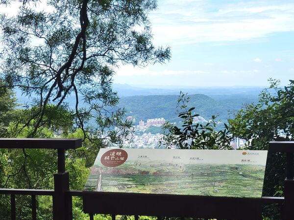 ▲▼芎林鄉飛鳳山「觀日坪2800步道」歷經整修後,已於日前完工,即日起對外開放。(圖/新竹縣府交通處提供)