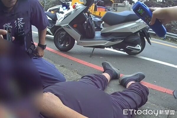 ▲謝姓男子的酩酊大醉仍騎車上路,糜醉倒臥路旁。(圖/平鎮警分局提供)