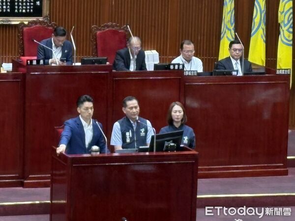 ▲簡舒培逼問挺韓國瑜還是傅崐萁,蔣萬安怒回應。(圖/記者鄭佩玟攝)
