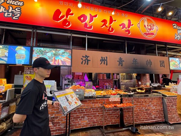 ▲▼청년미남들 낭만장작점位於濟州東門市場,主打現烤龍蝦、帝王蟹拉麵與烤章魚,料理過程搭配火焰秀。(圖/《台南好FOOD遊》授權提供)
