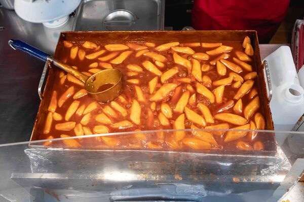 ▲▼母女紫菜包飯飄香逾50年,是首爾廣藏市場排隊名店,麻藥紫菜飯捲與辣炒年糕都是招牌。(圖/《美熊很愛吃》授權提供)