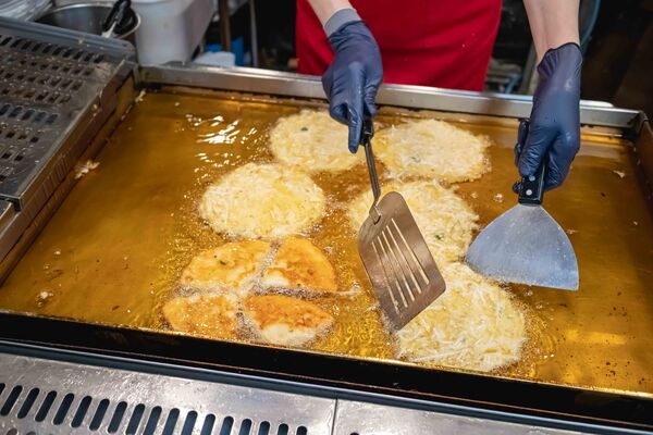 ▲▼母女紫菜包飯飄香逾50年,是首爾廣藏市場排隊名店,麻藥紫菜飯捲與辣炒年糕都是招牌。(圖/《美熊很愛吃》授權提供)