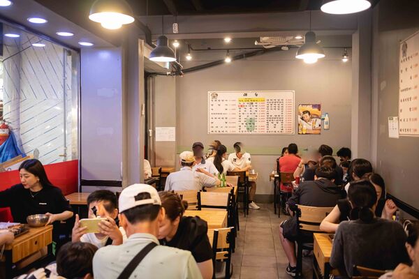 ▲▼母女紫菜包飯飄香逾50年,是首爾廣藏市場排隊名店,麻藥紫菜飯捲與辣炒年糕都是招牌。(圖/《美熊很愛吃》授權提供)