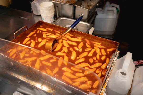 ▲▼母女紫菜包飯飄香逾50年,是首爾廣藏市場排隊名店,麻藥紫菜飯捲與辣炒年糕都是招牌。(圖/《美熊很愛吃》授權提供)