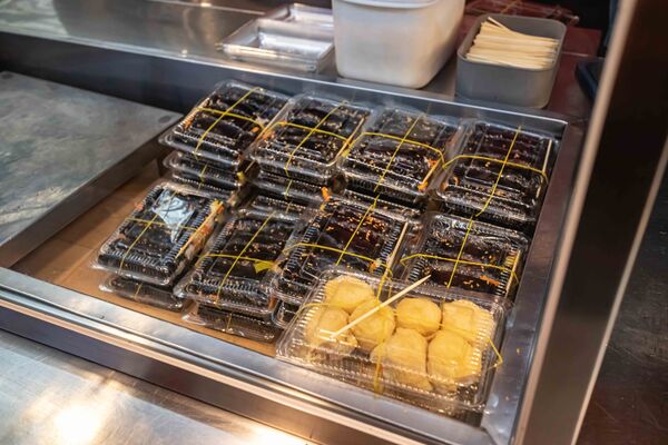 ▲▼母女紫菜包飯飄香逾50年,是首爾廣藏市場排隊名店,麻藥紫菜飯捲與辣炒年糕都是招牌。(圖/《美熊很愛吃》授權提供)