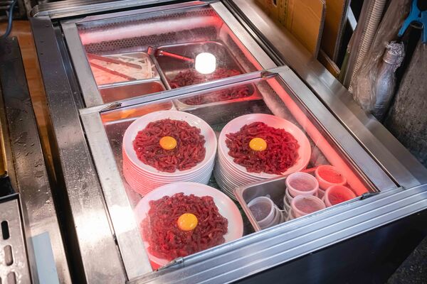 ▲▼母女紫菜包飯飄香逾50年,是首爾廣藏市場排隊名店,麻藥紫菜飯捲與辣炒年糕都是招牌。(圖/《美熊很愛吃》授權提供)