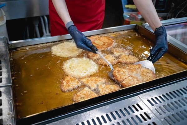 ▲▼母女紫菜包飯飄香逾50年,是首爾廣藏市場排隊名店,麻藥紫菜飯捲與辣炒年糕都是招牌。(圖/《美熊很愛吃》授權提供)