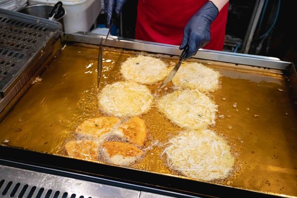▲▼母女紫菜包飯飄香逾50年,是首爾廣藏市場排隊名店,麻藥紫菜飯捲與辣炒年糕都是招牌。(圖/《美熊很愛吃》授權提供)