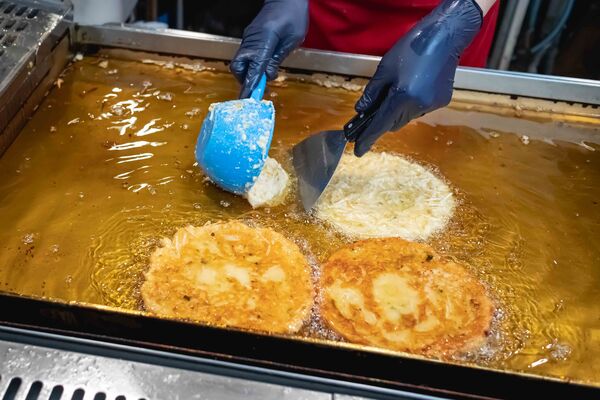 ▲▼母女紫菜包飯飄香逾50年,是首爾廣藏市場排隊名店,麻藥紫菜飯捲與辣炒年糕都是招牌。(圖/《美熊很愛吃》授權提供)