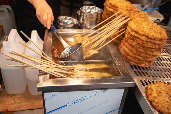 ▲▼母女紫菜包飯飄香逾50年,是首爾廣藏市場排隊名店,麻藥紫菜飯捲與辣炒年糕都是招牌。(圖/《美熊很愛吃》授權提供)