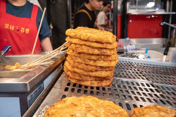 ▲▼母女紫菜包飯飄香逾50年,是首爾廣藏市場排隊名店,麻藥紫菜飯捲與辣炒年糕都是招牌。(圖/《美熊很愛吃》授權提供)
