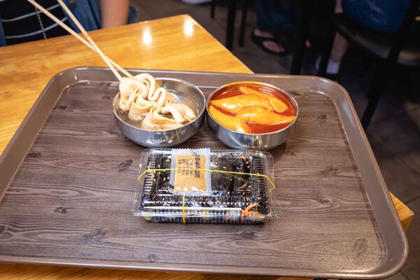 ▲▼母女紫菜包飯飄香逾50年,是首爾廣藏市場排隊名店,麻藥紫菜飯捲與辣炒年糕都是招牌。(圖/《美熊很愛吃》授權提供)