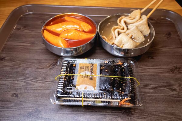▲▼母女紫菜包飯飄香逾50年,是首爾廣藏市場排隊名店,麻藥紫菜飯捲與辣炒年糕都是招牌。(圖/《美熊很愛吃》授權提供)