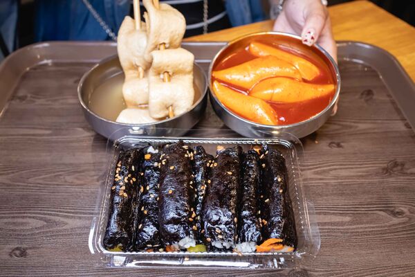 ▲▼母女紫菜包飯飄香逾50年,是首爾廣藏市場排隊名店,麻藥紫菜飯捲與辣炒年糕都是招牌。(圖/《美熊很愛吃》授權提供)